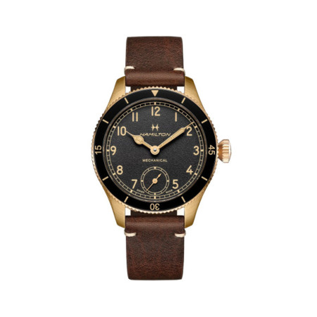 Reloj Hamilton Khaki Aviation Pilot Pioneer Bronze H76709530. Género: Hombre. Material: Titanio. Tamaño: De 43mm a 46mm. Correa: Piel. Color esfera: Negro. Estilo: Aviador. Movimiento: Cuerda. Características técnicas: Hora y segundero,Reserva de marcha