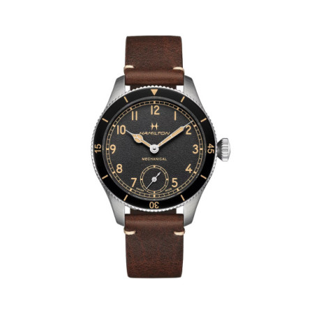 Reloj Hamilton Khaki Aviation Pilot Pioneer H76719530. Género: Hombre. Material: Acero. Tamaño: De 43mm a 46mm. Correa: Piel. Color esfera: Negro. Estilo: Aviador. Movimiento: Cuerda. Características técnicas: Reserva de marcha,Hora y segundero