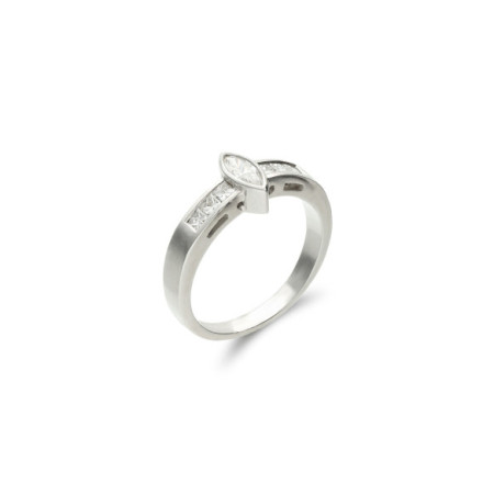 Anillo Oro Blanco Y Diamantes. Género: Mujer. Material: Oro blanco. Piedras: Diamantes