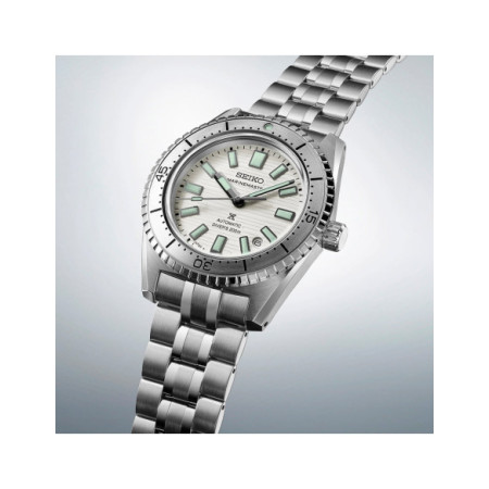 Reloj Seiko Prospex Marinemaster SJE097J1. Género: Hombre. Material: Acero. Tamaño: De 39mm a 42mm. Correa: Acero. Color esfera: Blanco. Estilo: Deportivo,Cocktail. Movimiento: Automático. Características técnicas: Hora y segundero,Calendario,Reserva de marcha
