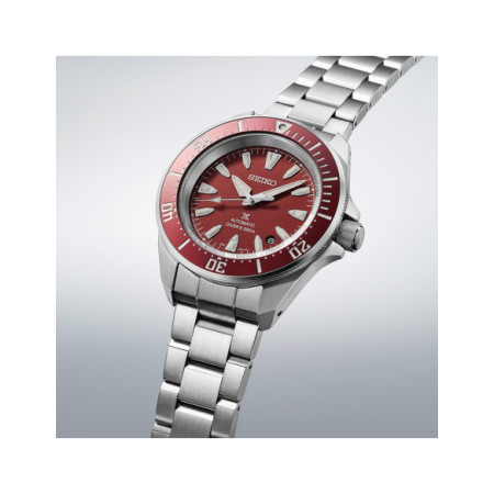 Reloj Seiko Prospex Mar Samurai SRPL11K1. Género: Hombre. Material: Acero. Tamaño: De 39mm a 42mm. Correa: Acero. Color esfera: Rojo. Estilo: Casual,Deportivo. Movimiento: Automático. Características técnicas: Hora y segundero,Calendario,Reserva de marcha