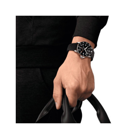 Reloj Tissot Seastar 1000 Quartz GMT T120.852.17.051.00. Género: Hombre. Material: Acero. Tamaño: De 39mm a 42mm. Correa: Caucho. Color esfera: Negro. Estilo: Casual,Deportivo. Movimiento: Cuarzo. Características técnicas: Hora y segundero,Calendario