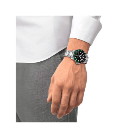 Reloj Tissot Seastar 1000 Quartz GMT T120.852.11.051.00. Género: Hombre. Material: Acero. Tamaño: De 39mm a 42mm. Correa: Acero. Color esfera: Negro. Estilo: Deportivo,Casual. Movimiento: Cuarzo. Características técnicas: Hora y segundero,Calendario