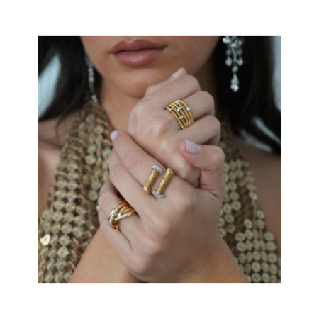 Anillo Oro Amarillo-Blanco Y Titanio Con Diamantes. Género: Mujer. Material: Oro amarillo,Oro blanco. Piedras: Diamantes