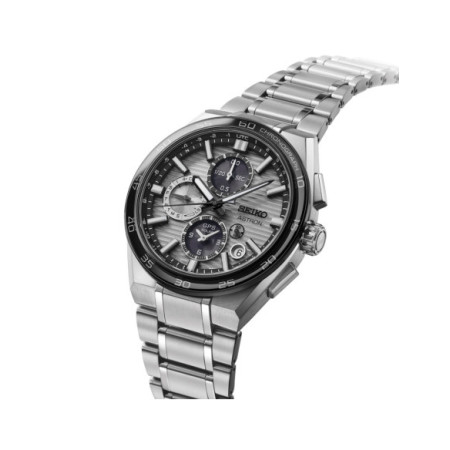 Reloj Seiko Astron SSH177J1. Género: Hombre. Material: Titanio. Tamaño: De 43mm a 46mm. Correa: Titanio. Color esfera: Gris. Estilo: Deportivo. Movimiento: Solar. Características técnicas: Hora y segundero,Cronógrafo,Calendario,Multifunción