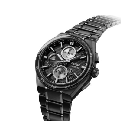 Reloj Seiko Astron SSH179J1. Género: Hombre. Material: Titanio. Tamaño: De 43mm a 46mm. Correa: Titanio. Color esfera: Negra. Estilo: Deportivo. Movimiento: Solar. Características técnicas: Hora y segundero,Cronógrafo,Calendario,Multifunción