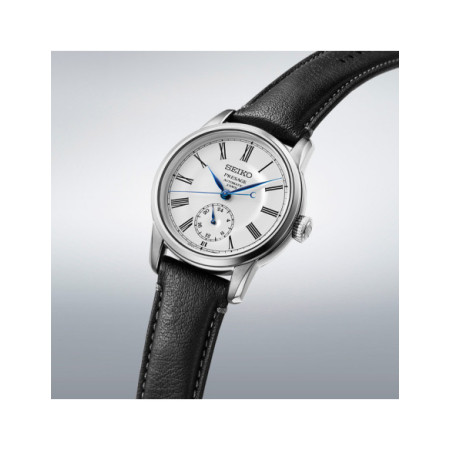 Reloj Seiko Presage Classic Series SPB495J1. Género: Hombre. Material: Acero. Tamaño: De 39mm a 42mm. Correa: Piel. Color esfera: Blanco. Estilo: Clásico. Movimiento: Automático. Características técnicas: Reserva de marcha,Hora y segundero