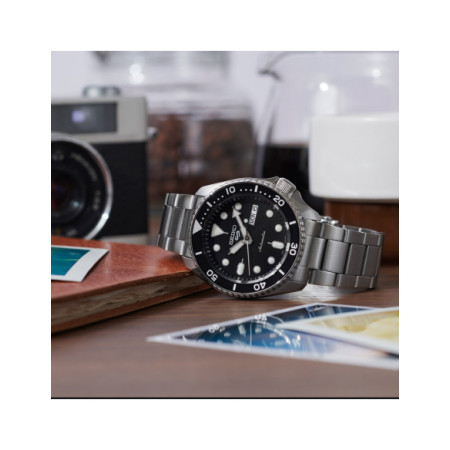 Reloj Seiko 5 Sports SRPD55K1. Género: Hombre. Material: Acero. Tamaño: De 39mm a 42mm. Correa: Acero. Color esfera: Negro. Estilo: Deportivo,Casual. Movimiento: Automático. Características técnicas: Reserva de marcha,Hora y segundero,Calendario