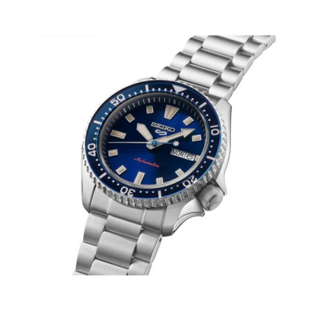 Reloj Seiko 5 Sports SRPL83K1. Género: Hombre. Material: Acero. Tamaño: De 39mm a 42mm. Correa: Acero. Color esfera: Azul. Estilo: Deportivo. Movimiento: Automático. Características técnicas: Hora y segundero,Calendario,Reserva de marcha