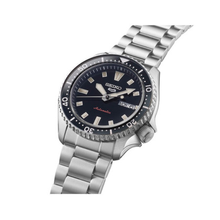 Reloj Seiko 5 Sports SRPL85K1. Género: Hombre. Material: Acero. Tamaño: De 39mm a 42mm. Correa: Acero. Color esfera: Negro. Estilo: Deportivo. Movimiento: Automático. Características técnicas: Hora y segundero,Calendario,Reserva de marcha