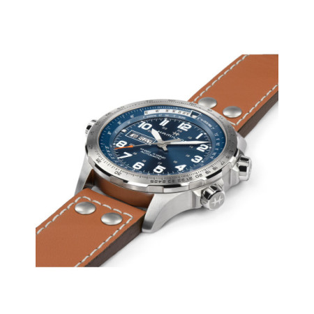 Reloj Khaki Aviation X-Wind Day Date Auto H77765541. Género: Hombre. Material: Acero. Tamaño: De 43mm a 46mm. Correa: Piel. Color esfera: Azul. Estilo: Aviador,Deportivo. Movimiento: Automático. Características técnicas: Hora y segundero,Calendario,Reserva de marcha