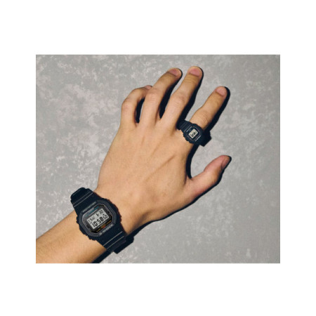 G-SHOCK Reloj de Anillo DWN-5600-1ER. Género: Hombre,Mujer. Material: Resina. Tamaño: Menos de 32mm. Correa: Resina. Color esfera: Negro. Estilo: Deportivo. Movimiento: Cuarzo. Características técnicas: Digital