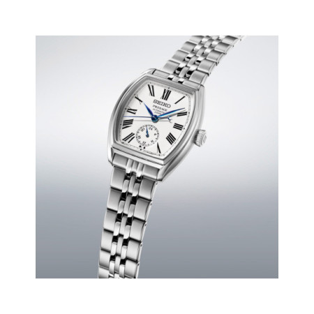 Reloj Seiko Presage Classic Series SPB573J1. Género: Hombre. Material: Acero. Tamaño: De 32mm a 38mm. Correa: Acero. Color esfera: Blanco. Estilo: Clásico. Movimiento: Automático. Características técnicas: Hora y segundero,Reserva de marcha
