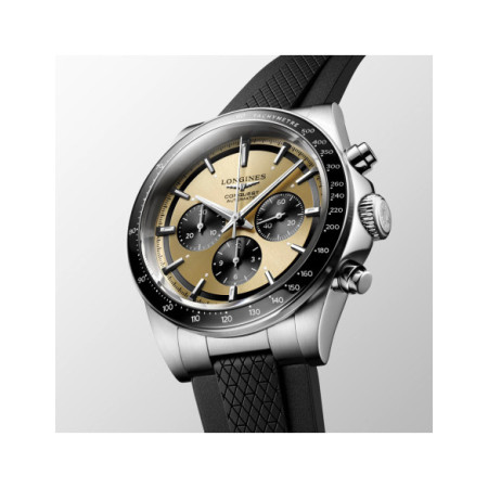 Reloj Longines Conquest Chronograph L3.835.4.32.9. Género: Hombre. Material: Acero,Cerámica. Tamaño: De 39mm a 42mm. Correa: Caucho. Color esfera: Dorada. Estilo: Deportivo. Movimiento: Automático. Características técnicas: Hora y segundero,Reserva de marcha,Cronógrafo