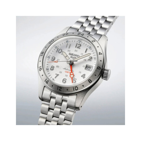 Reloj Seiko 5 Sports Field GMT SSK059K1. Género: Hombre. Material: Acero. Tamaño: De 39mm a 42mm. Correa: Acero. Color esfera: Blanco. Estilo: Casual. Movimiento: Automático. Características técnicas: Calendario,Hora y segundero