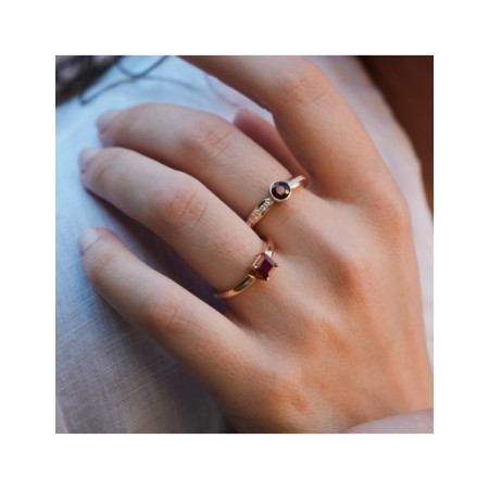 Anillo Oro Amarillo Y Rubí. Género: Mujer. Material: Oro amarillo. Piedras: Rubies