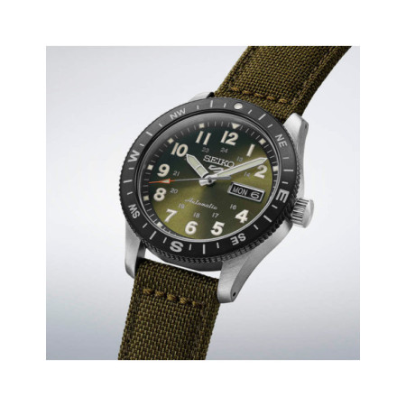 Reloj Seiko 5 Sports Field HDB008K1. Género: Hombre. Material: Acero. Tamaño: De 39mm a 42mm. Correa: Nato. Color esfera: Verde. Estilo: Deportivo. Movimiento: Automático. Características técnicas: Calendario,Hora y segundero,Reserva de marcha