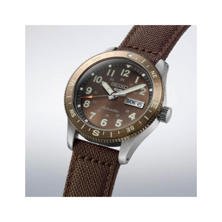 Reloj Seiko 5 Sports Field HDB009K1. Género: Hombre. Material: Acero. Tamaño: De 39mm a 42mm. Correa: Nato. Color esfera: Marrón. Estilo: Deportivo. Movimiento: Automático. Características técnicas: Calendario,Hora y segundero,Reserva de marcha