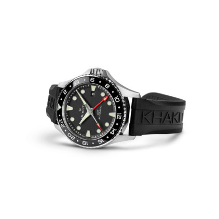 Reloj Hamilton Khaki Navy Scuba Auto GMT 43MM H82555330. Género: Hombre. Material: Acero. Tamaño: De 43mm a 46mm. Correa: Caucho. Color esfera: Negro. Estilo: Deportivo. Movimiento: Automático. Características técnicas: Calendario,Reserva de marcha,Hora y segundero