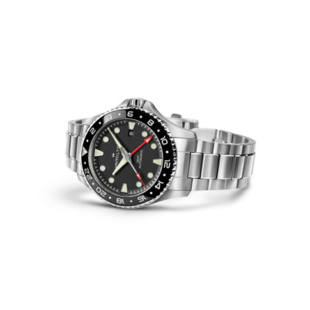 Reloj Hamilton Khaki Navy Scuba Auto GMT 43MM H82555130. Género: Hombre. Material: Acero. Tamaño: De 43mm a 46mm. Correa: Acero. Color esfera: Negro. Estilo: Deportivo. Movimiento: Automático. Características técnicas: Calendario,Hora y segundero,Reserva de marcha