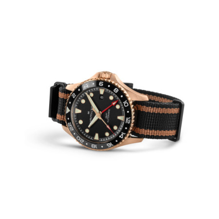 Reloj Hamilton Khaki Navy Scuba Automatic GMT 43MM Bronce H82565930. Género: Hombre. Material: Titanio,Bronce. Tamaño: De 43mm a 46mm. Correa: Nato. Color esfera: Negro. Estilo: Deportivo. Movimiento: Automático. Características técnicas: Calendario,Hora y segundero,Reserva de marcha