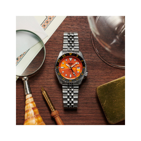 Reloj Seiko 5 Sports SKX series SSK005K1. Género: Hombre. Material: Acero. Tamaño: De 39mm a 42mm. Correa: Caucho. Color esfera: Naranja. Estilo: Deportivo. Movimiento: Automático. Características técnicas: Calendario,Reserva de marcha,Hora y segundero