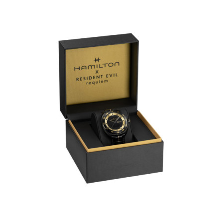 Reloj Hamilton American Classic Pan Europ Resident Evil Requiem Limited Edition H35455730. Género: Hombre. Material: Acero. Tamaño: De 39mm a 42mm. Correa: Piel. Color esfera: Negro. Estilo: Casual. Movimiento: Automático. Características técnicas: Calendario,Hora y segundero,Reserva de marcha