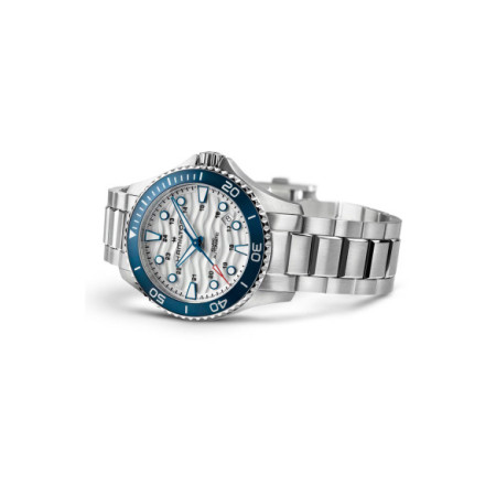 Reloj Hamilton Khaki Navy Scuba Auto 40 mm H82425110. Género: Hombre. Material: Acero. Tamaño: De 39mm a 42mm. Correa: Acero. Color esfera: Blanco. Estilo: Deportivo. Movimiento: Automático. Características técnicas: Hora y segundero,Reserva de marcha,Calendario