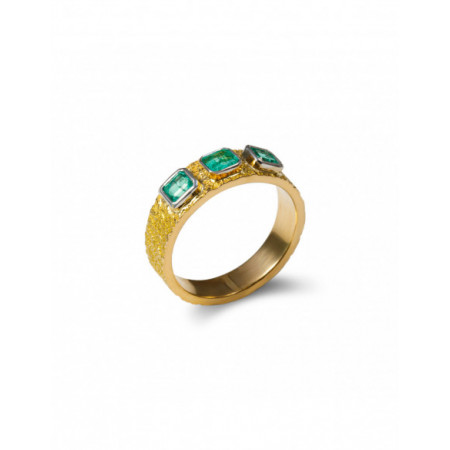 Anillo Oro Amarillo Y Esmeraldas. Género: Mujer. Material: Oro amarillo. Piedras: Esmeraldas