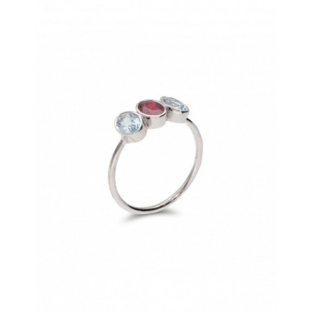 Anillo Oro Blanco, Rubí y Topacios. Género: Mujer. Material: Oro blanco. Piedras: Rubies,Topacio azul