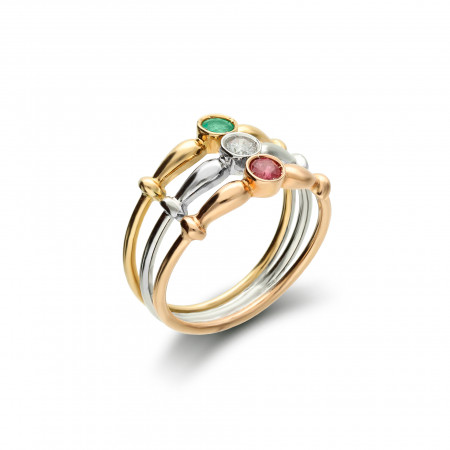 Anillo Oro Amarillo-Blanco Con Rubí, Diamante Y Esmeralda. Género: Mujer. Material: Oro amarillo,Oro blanco. Piedras: Diamantes,Rubies,Esmeraldas